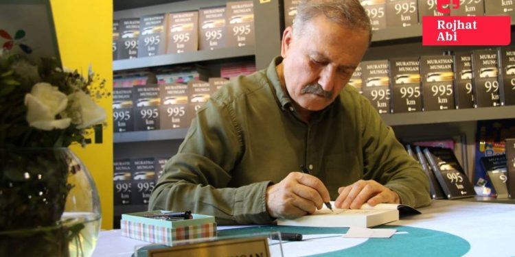Murathan Mungan Diyarbakır'da okurlarıyla buluştu: '995 km'nin ilk imza günü