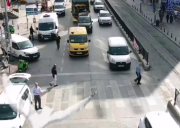 Neredeyse yayayı eziyordu: 'Ben akşama kadar onu mu bekleyeceğim'