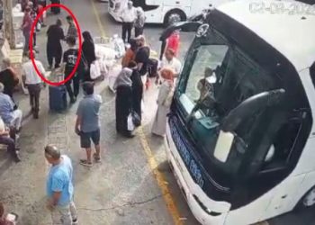 Otobüs beklerken tartışan iki yolcu aynı anda kalp krizi geçirdi: Biri hayatını kaybetti