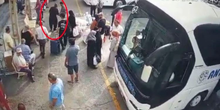 Otobüs beklerken tartışan iki yolcu aynı anda kalp krizi geçirdi: Biri hayatını kaybetti