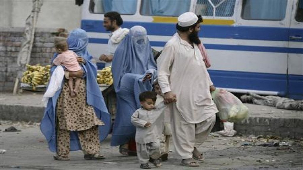 Pakistan 1 milyondan fazla Afgan dahil tüm kayıt dışı göçmenlere ülkeyi terk etmelerini emretti