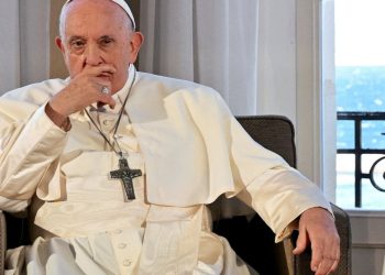 Papa Francis'ten eşcinsel çiftlerin kutsanmasına açık kapı: 'Dışlayan yargıçlar olamayız'
