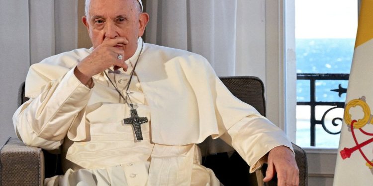 Papa Francis'ten eşcinsel çiftlerin kutsanmasına açık kapı: 'Dışlayan yargıçlar olamayız'