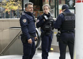 Paris metrosunda polis, burkalı kadını vurdu