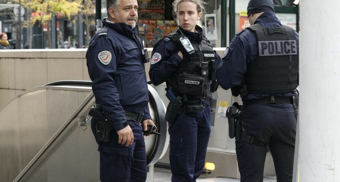 Paris metrosunda polis, burkalı kadını vurdu