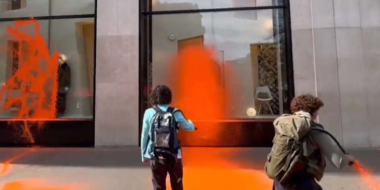 Paris'in ünlü caddesinde Louis Vuitton'a boyalı saldırı: İki gözaltı