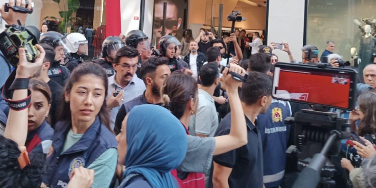 Polis, AYM kararına yine uymadı; Cumartesi Anneleri gözaltına alındı