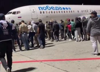 Protestocular İsrail’den gelen uçağın etrafını sardı