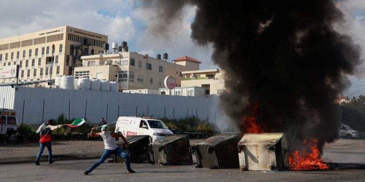 Ramallah Gazze için ayakta: İsrail güçleri iki Filistinliyi öldürdü