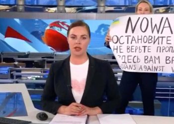 Rus televizyonunda 'savaşa hayır' pankartı açan gazeteciye hapis