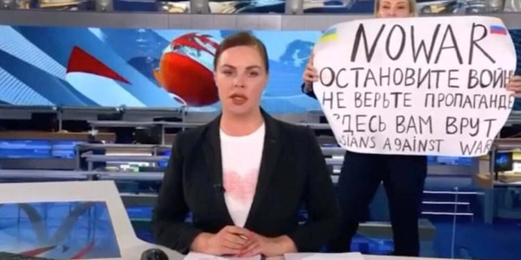 Rus televizyonunda 'savaşa hayır' pankartı açan gazeteciye hapis