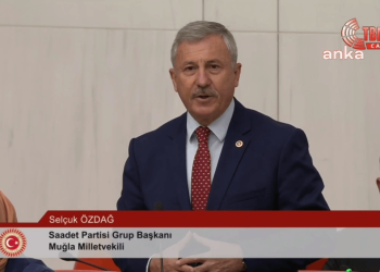 Saadet Partisi Grubu'ndan TBMM Genel Kurulu'nda oturarak protesto