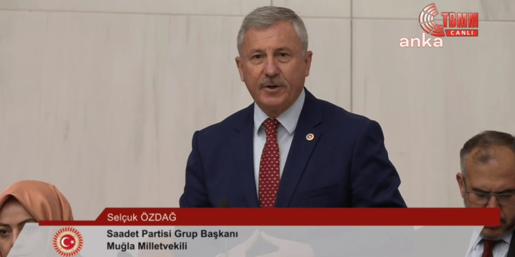 Saadet Partisi Grubu'ndan TBMM Genel Kurulu'nda oturarak protesto