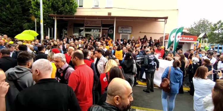 Sağlık emekçileri, üç hekimin darp edilmesini protesto etti