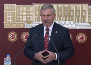 Selçuk Özdağ'dan grup yerlerinin olmamasına tepki: 'Çifte standart var'