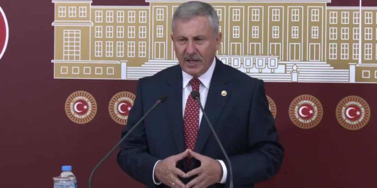 Selçuk Özdağ'dan grup yerlerinin olmamasına tepki: 'Çifte standart var'