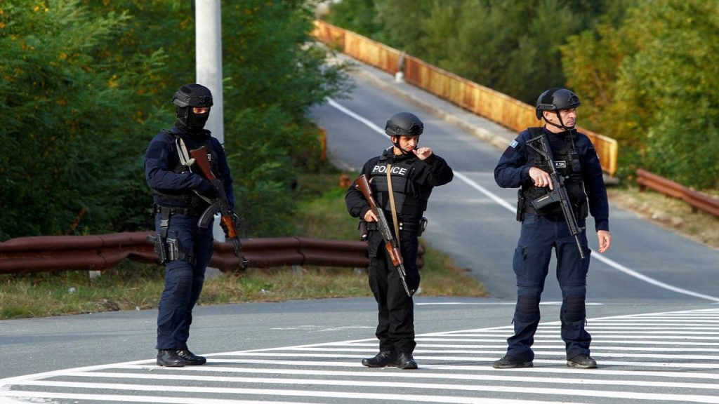 Sırbistan, ABD'nin uyarısının ardından Kosova sınırındaki bazı askerlerini geri çekti