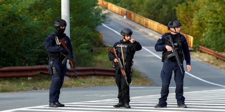 Sırbistan, ABD'nin uyarısının ardından Kosova sınırındaki bazı askerlerini geri çekti