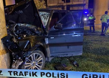 Şişli'de beton direğe çarpan cipteki 4 kişi yaralandı