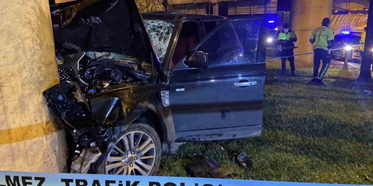 Şişli'de beton direğe çarpan cipteki 4 kişi yaralandı