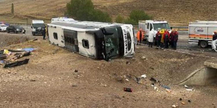 Sivas’ta yolcu otobüsü devrildi: 7 ölü, 40 yaralı