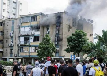 Tel Aviv'de apartmana roket saldırısı: 3 yaralı