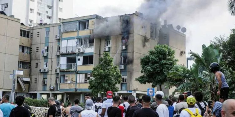 Tel Aviv'de apartmana roket saldırısı: 3 yaralı