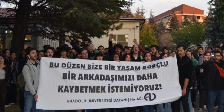 Üniversite öğrencisi borçları yüzünden yemekhanede intihar etti; arkadaşları eylem yaptı