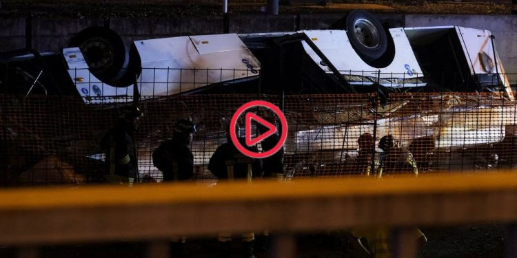 Venedik'te turistleri taşıyan otobüs üst geçitten düştü: 4'ü çocuk 21 kişi öldü