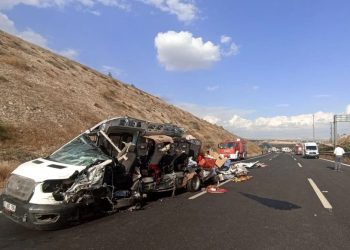 Yolcu minibüsü ve kamyon çarpıştı; 5 ölü, 5 yaralı