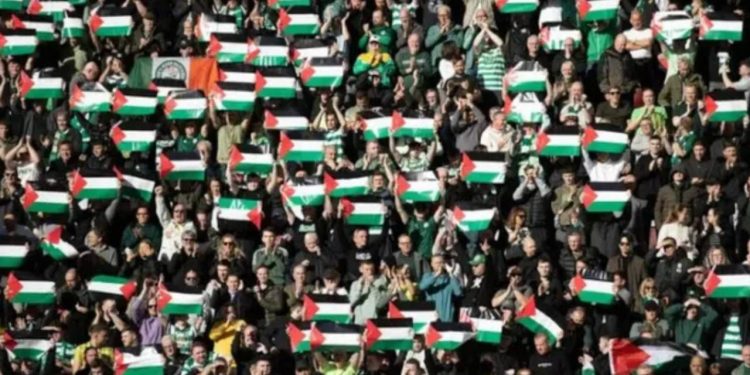 Yönetim "hayır" dedi; Celtic taraftarı Filistin bayrağı açtı