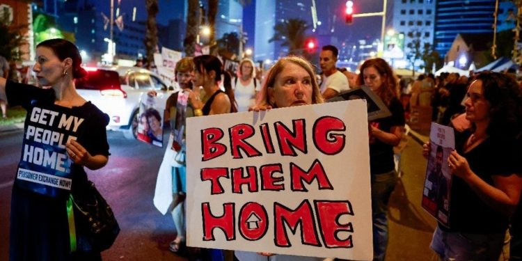 Yüzlerce İsrailli, Hamas'ın elindeki esirler için eylem yaptı