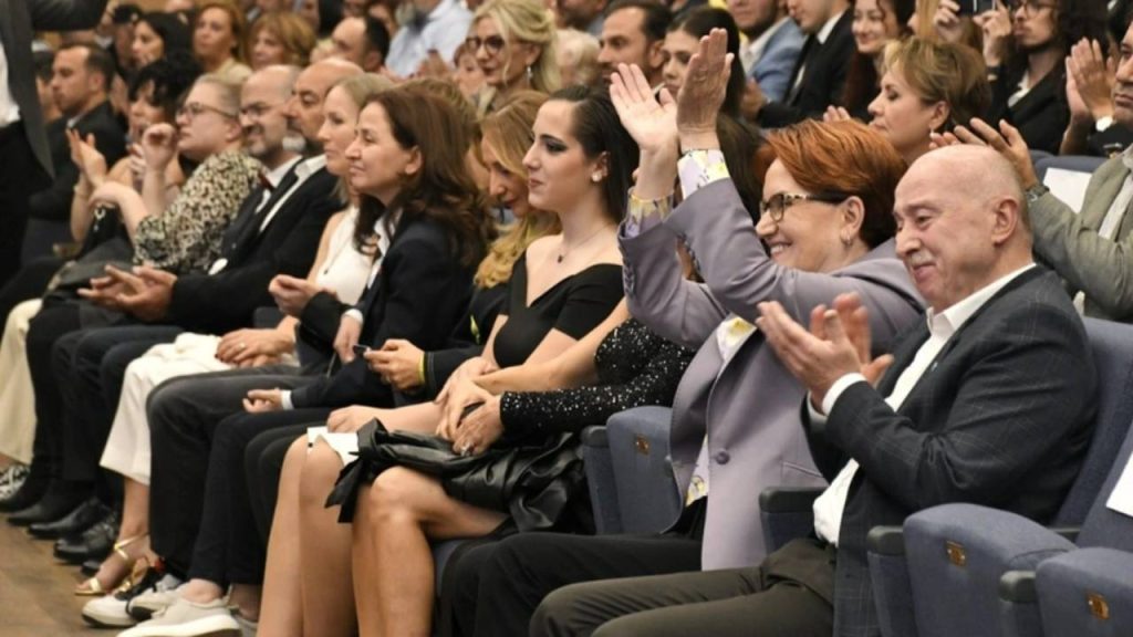 'Zübeyde, Analar ve Oğullar' filminin galasına katılan Akşener: "Gerçekten muhteşemdi"