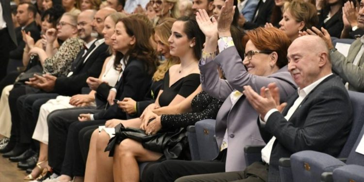 'Zübeyde, Analar ve Oğullar' filminin galasına katılan Akşener: "Gerçekten muhteşemdi"