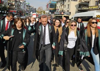 Türkiye’de yargı tartışması büyüyor: Barolar Yargıtay’a yürüyor