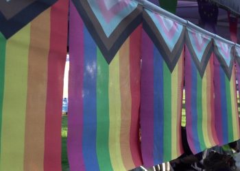 “LGBTİ+ bireyler giderek artan baskı ve yasaklarla sessizleştirilmeye çalışılıyor”