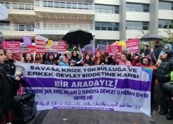 Kadınlar yağmura rağmen meydanlardaydı: “İsyanımızı ve öfkemizi haykırmak için buradayız”