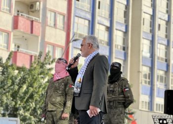 HÜDA PAR Genel Başkanı “Aksa Tufanı’na destek” mitinginde Hamas üniformalı kişilerle sahneye çıktı