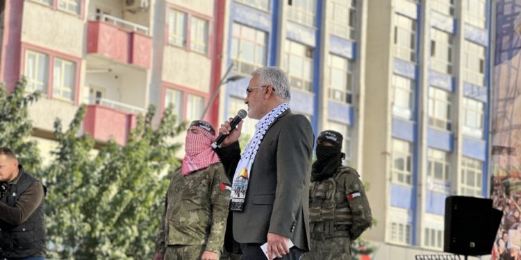 HÜDA PAR Genel Başkanı “Aksa Tufanı’na destek” mitinginde Hamas üniformalı kişilerle sahneye çıktı