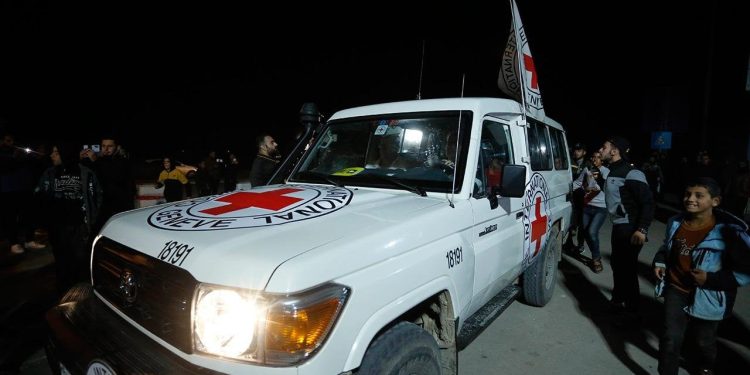 10 İsrailli, dört Taylandlı rehine Kızılhaç'a teslim edildi