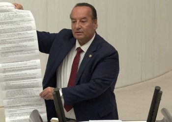 2 metrelik suç örgütü listesi Meclis'te! 'Bu isimler ülkemizde cirit atıyor'