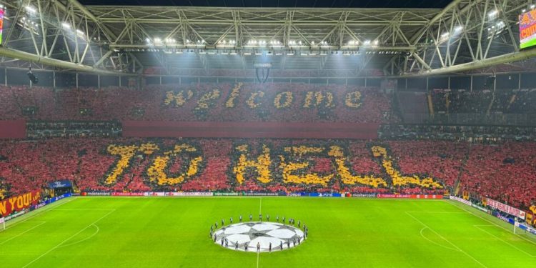 Galatasaray taraftarından ‘Welcome to hell’ koreografisi