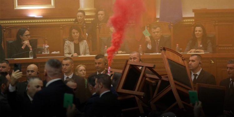 Dünya bu görüntüleri konuşuyor… Arnavutluk’ta parlamento karıştı: Muhalefet partisi vekilleri sis bombası attı