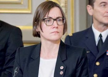 Takasta Kızılhaç rehineleri taşıyor