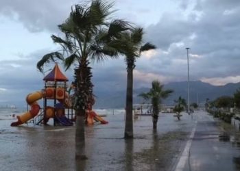 İskenderun sahil şeridi sular altında kaldı