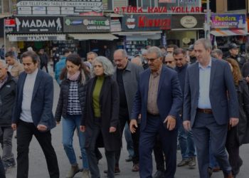 Engelleri aşa aşa Gemlik’e yürüyorlar