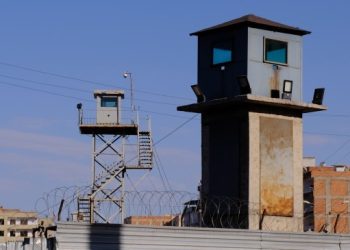Tutuklu kardeşler hak ihlallerine maruz kalıyor
