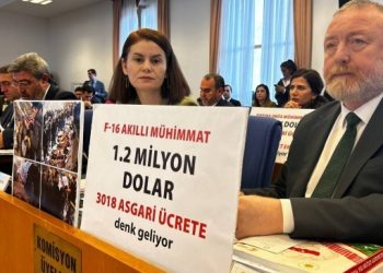 Savunma Bakanlığı’nın bütçe görüşmesinde dövizli protesto