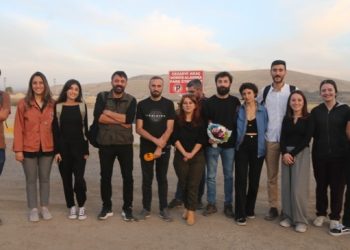 Tahliye olan gazeteci Arslan cezaevinden çıktı