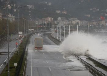 Karadeniz’de fırtına: Sahil Yolu sular altında
